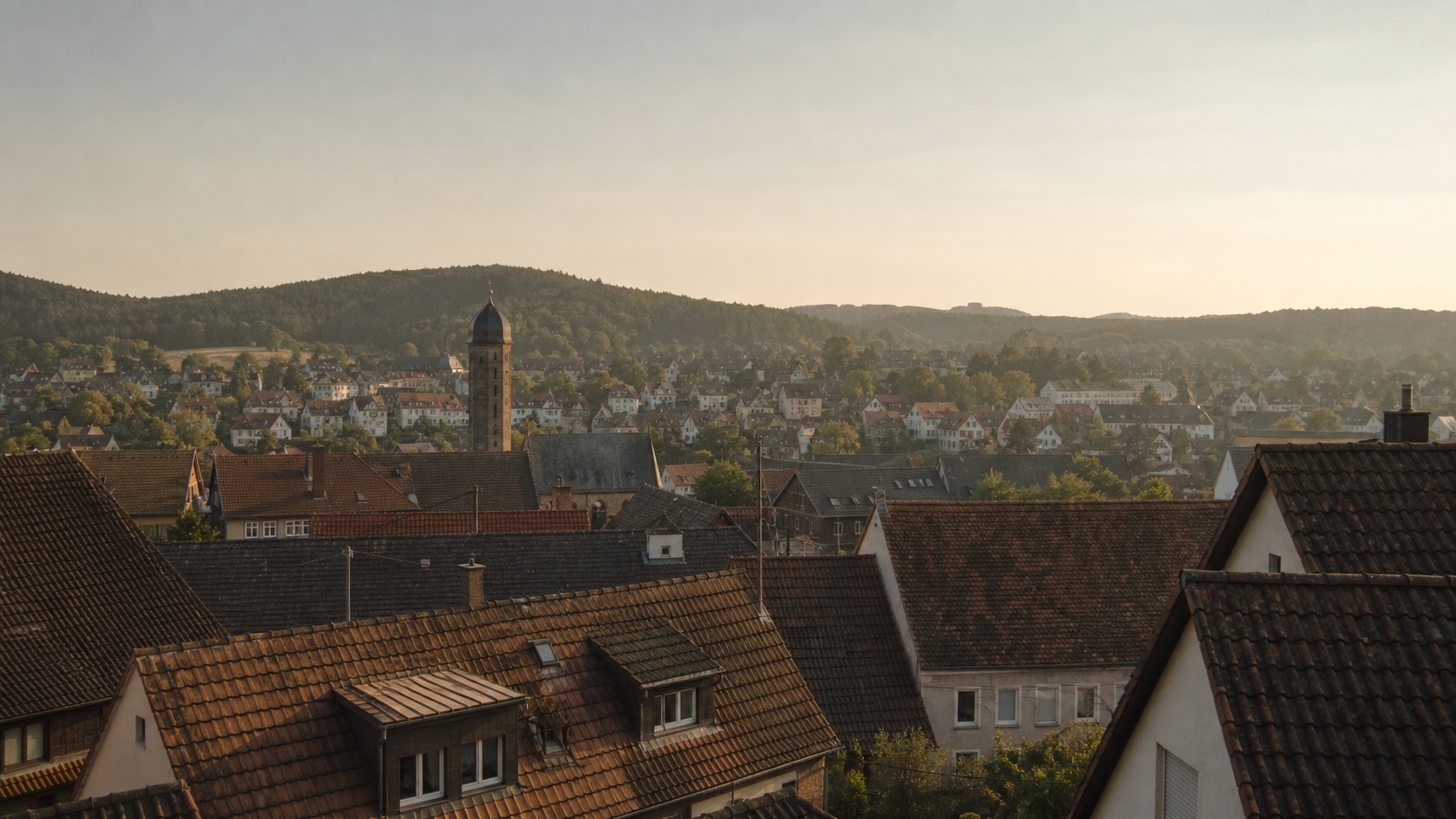 Ein ruhiger Ortsrand im Morgenlicht — der Weg zu einer Entscheidung, die hält