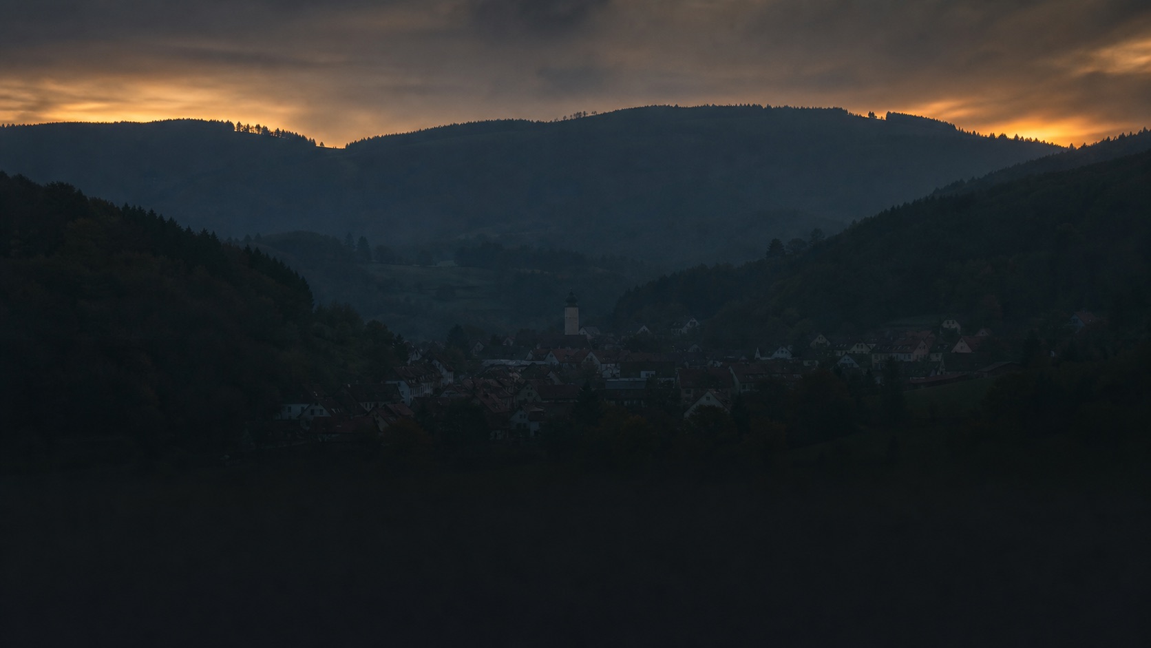Ruhiges deutsches Mittelgebirgstal kurz vor Sonnenaufgang — der Moment vor dem Aufbruch