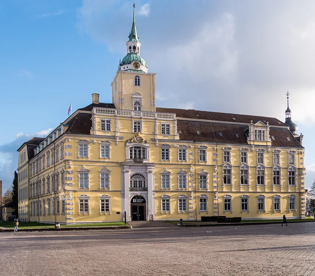 Schloss Oldenburg mit sonniger Fassade am Schlossplatz