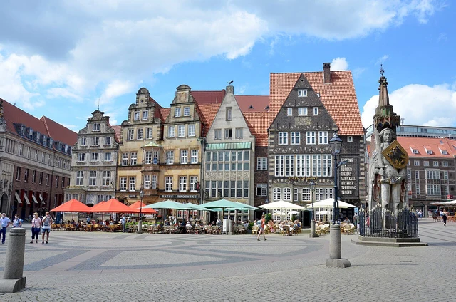 Marktplatz mit Roland und historischen Giebelhäusern in Bremen
