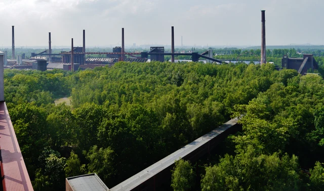 Blick von Zollverein über die Kokerei in Essen