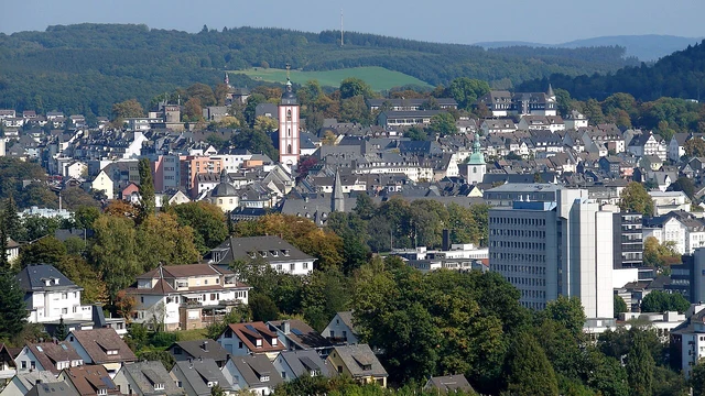Blick über die Dächer von Siegen und die bewaldeten Höhen des Siegerlandes