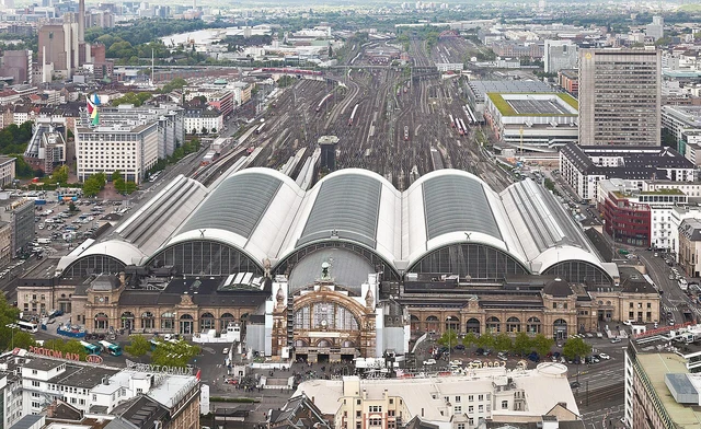 Frankfurter Hauptbahnhof mit Bahnhofsvorplatz, dahinter die Bahnsteighallen und die Stadt