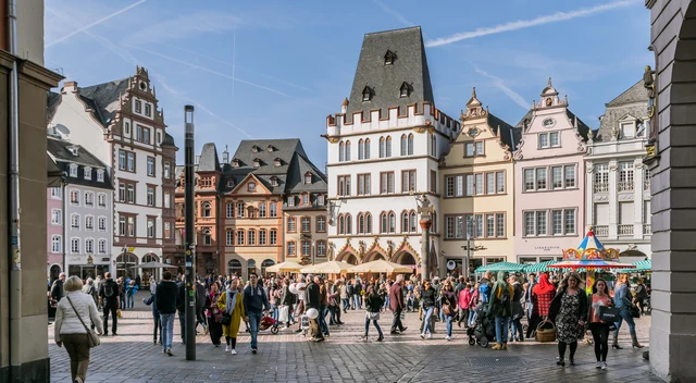 Hauptmarkt in Trier mit bunten historischen Häusern, Geschäften und Menschen auf dem Platz