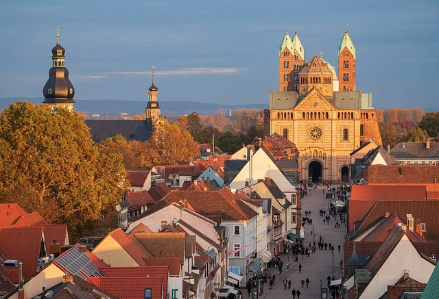Speyerer Altstadt mit Maximilianstraße und Dom im warmen Abendlicht