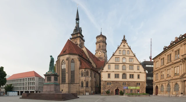 Schillerplatz in Stuttgart mit Stiftskirche, Schillerdenkmal und historischen öffentlichen Gebäuden