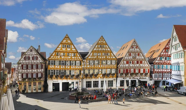 Historischer Marktplatz mit Fachwerkhäusern in Herrenberg