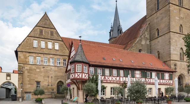 Stiftsgebäude und Fachwerkhaus mit Außengastronomie am Marktplatz in Öhringen im Hohenlohekreis
