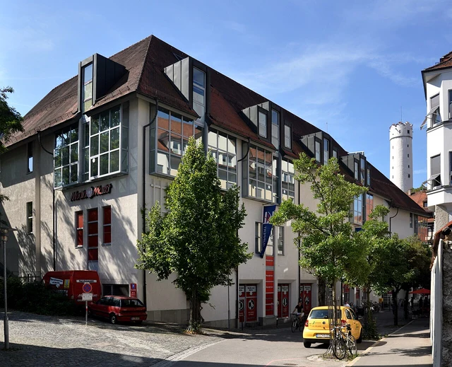 Häuser und grüne Bäume am Gänsbühl in der Ravensburger Altstadt