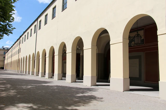 Sonnige Arkadengänge und Spazierwege am Münchner Hofgarten