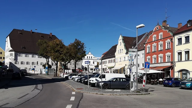 Marienplatz mit historischen Häusern in Ebersberg