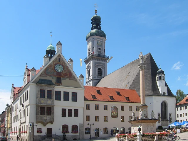 Sonniger Marienplatz in Freising mit Rathaus, St. Georg und Mariensäule