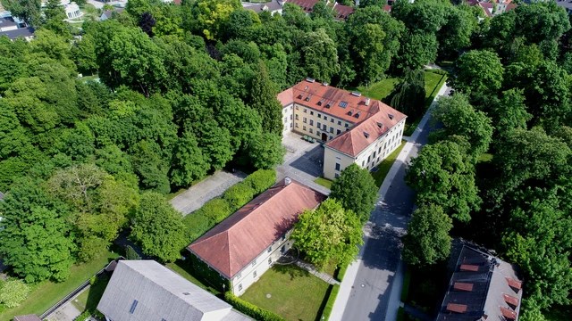 Schloss Ismaning in sommerlichem Licht, umgeben vom Schlosspark