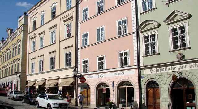 Pastellfarbene Häuserzeile mit Hofapotheke und Café am Residenzplatz in Passau