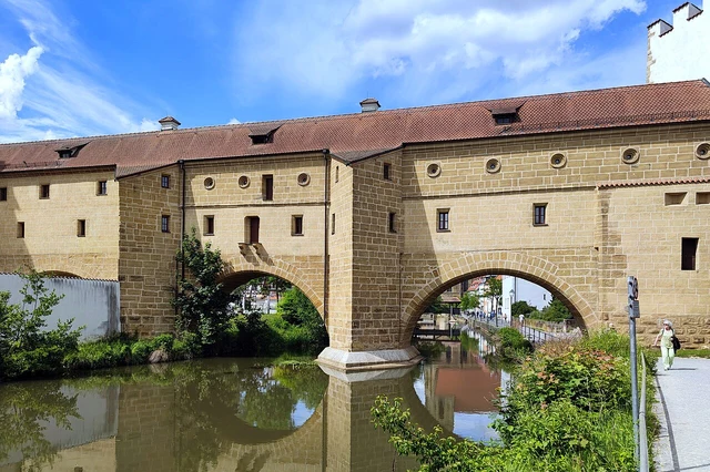 Stadtbrille in Amberg mit Brückenbögen und Spiegelung in der Vils