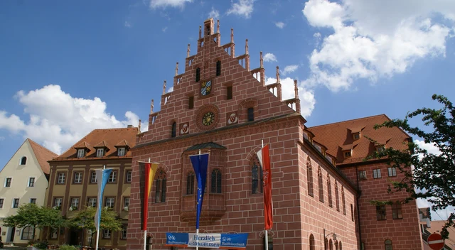 Sonniges Rathaus und historische Häuser am Luitpoldplatz in Sulzbach-Rosenberg