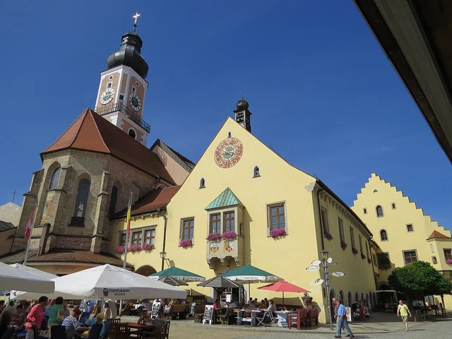 Rathaus und St. Jakob am Marktplatz in Cham