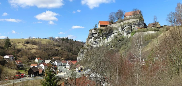 Burgberg mit Burg Pottenstein und Fachwerkhäusern in Pottenstein