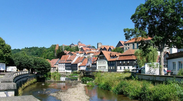 Historische Häuser von Kronach am Fluss vor der Festung Rosenberg