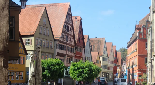 Historische Fachwerkhäuser, Bäume und Straßencafé am Marktplatz in Dinkelsbühl im Landkreis Ansbach