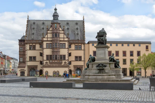 Marktplatz in Schweinfurt mit historischem Rathaus und Rückertdenkmal