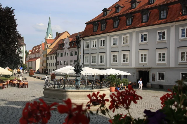 Rathausplatz mit Rathaus und Brunnen in Kempten