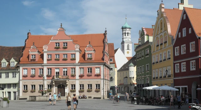 Sonniger Marktplatz in Memmingen mit Großzunft, historischen Häusern und Straßencafés