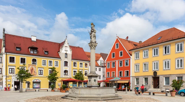 Sonniger Marienplatz in Mindelheim mit Mariensäule und bunten historischen Häusern im Landkreis Unterallgäu