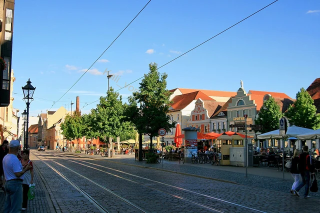 Häuser am Cottbuser Altmarkt im warmen Tageslicht
