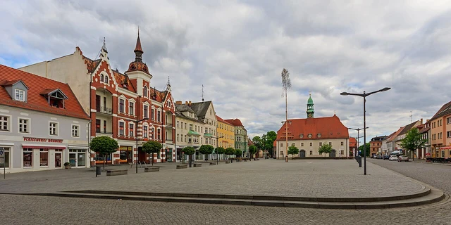Marktplatz von Finsterwalde mit Rathaus im Landkreis Elbe-Elster