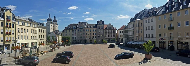 Häuser am Altmarkt von Plauen unter blauem Himmel im Vogtlandkreis