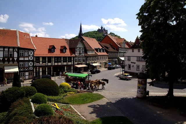 Fachwerkhäuser und grüner Platz an der Marktstraße in Wernigerode