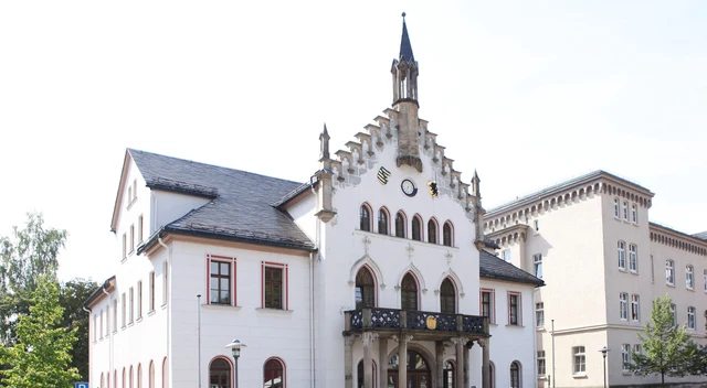 Helles neugotisches Altes Rathaus am Marktplatz in Sonneberg im Landkreis Sonneberg